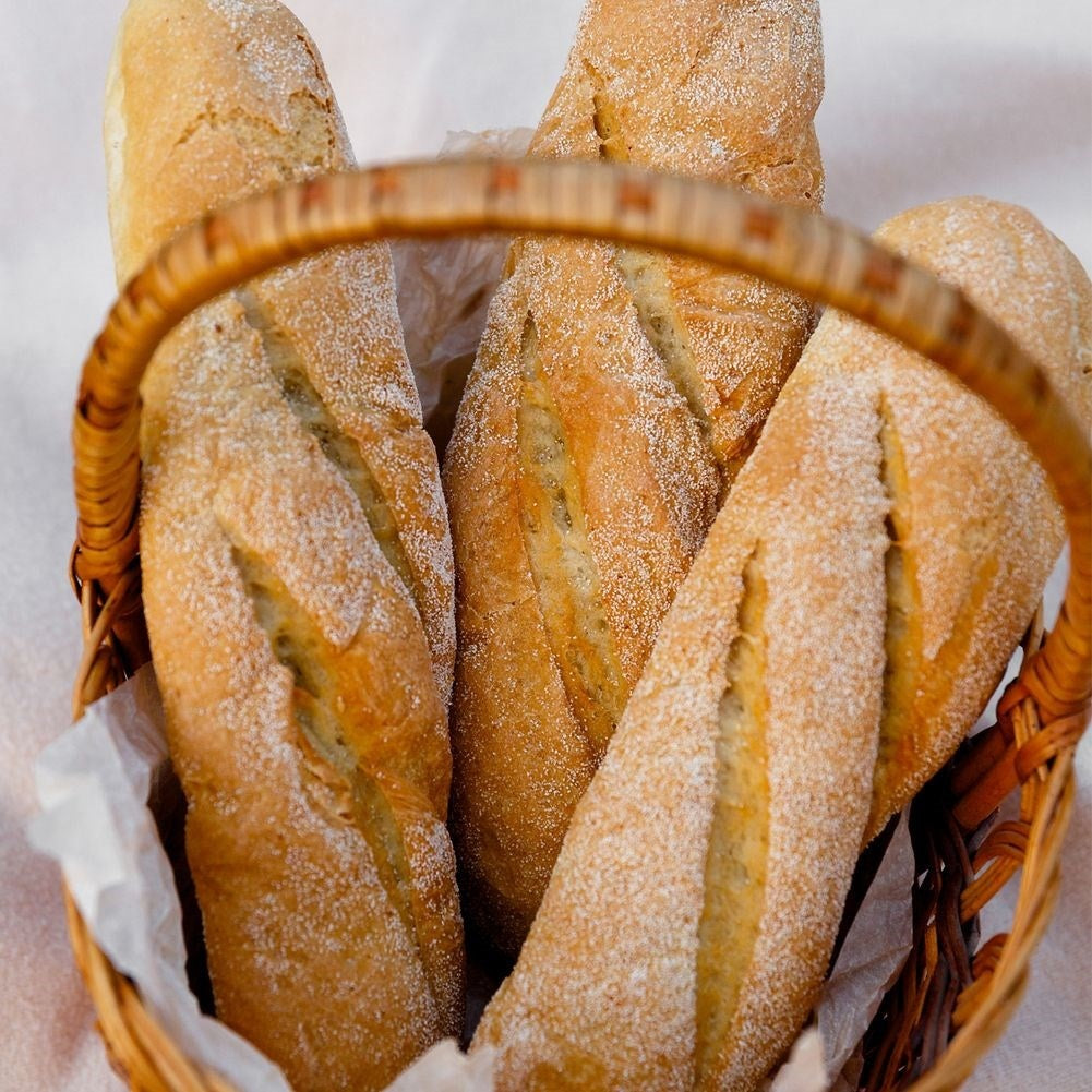 Bread knife for precise cutting and decoration of baked goods