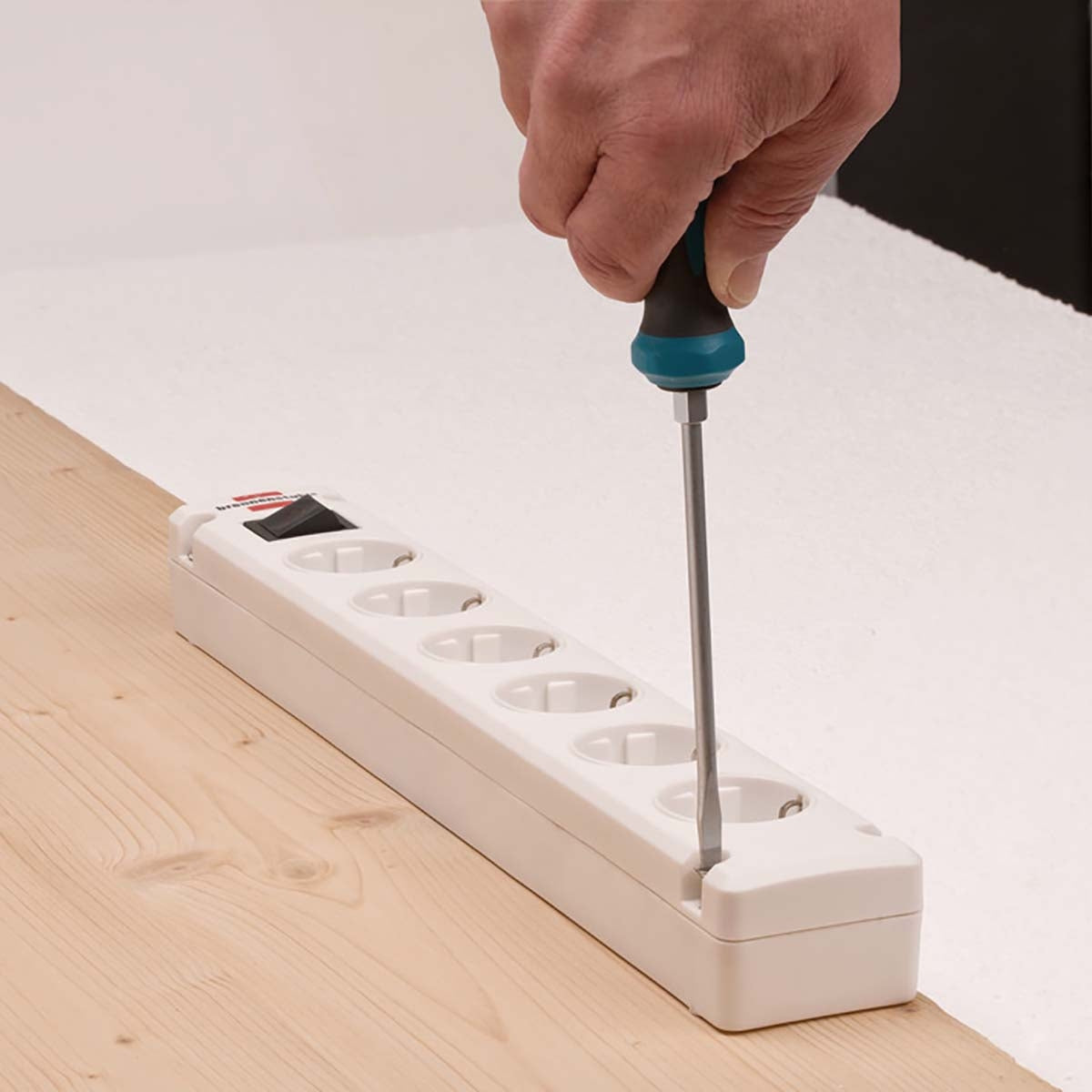 Bremounta power strip 6-way (multi-socket with 90 degree socket, power strip with mounting option and 3 m cable) white TYPE F
