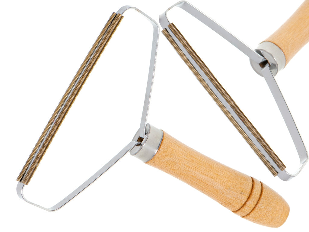 Clothes shaver to remove hair clippings