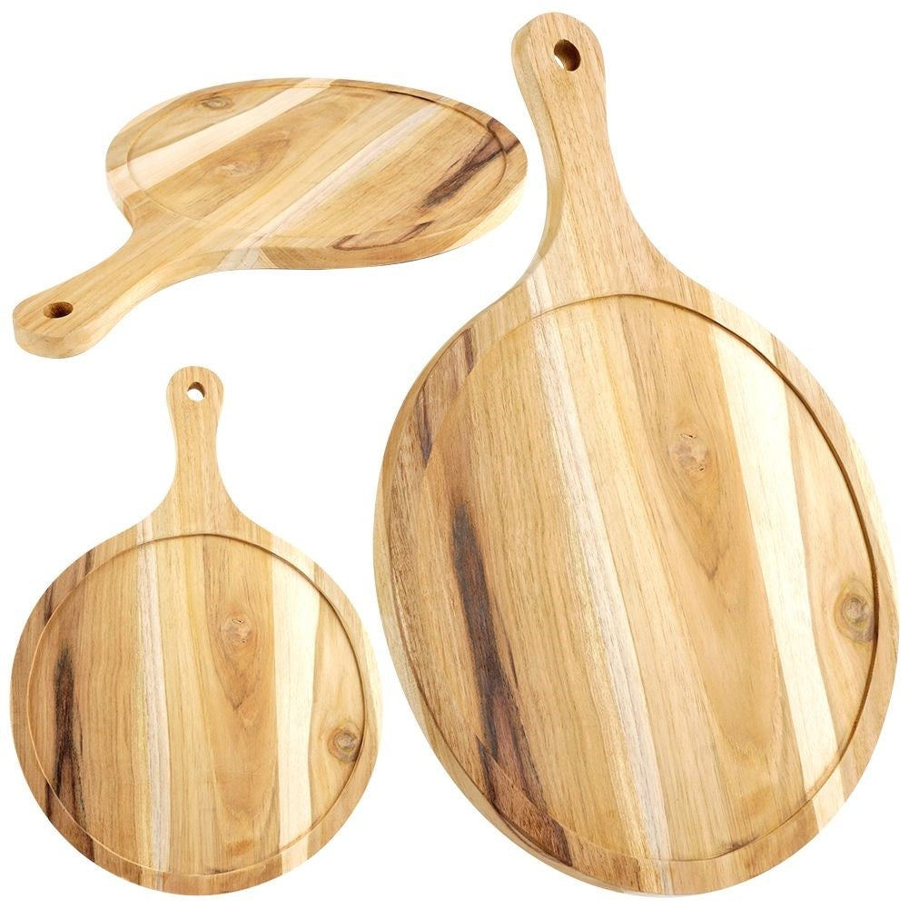 Cutting board in durable acacia wood with practical handle