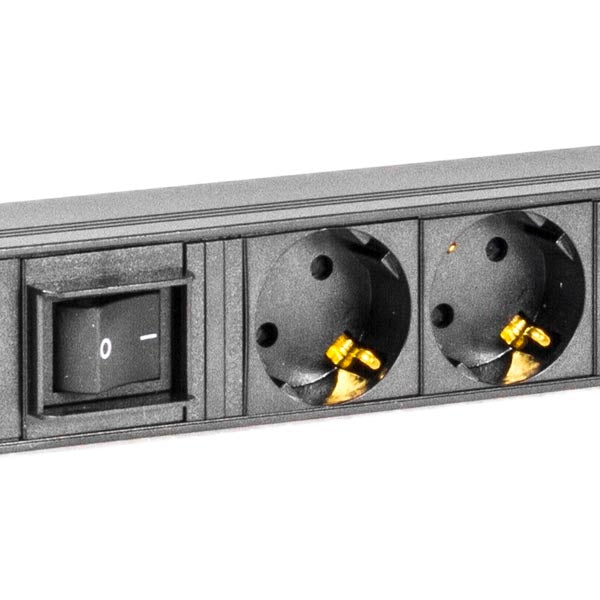 DELTACO Socket with 15xCEE 7/4 socket, 1xCEE 7/7 connection, circuit breaker, 0.80