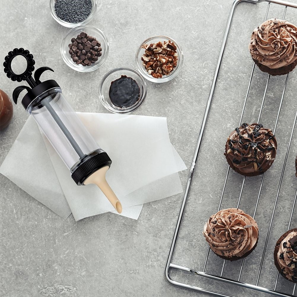 Decorating sprayer with 7 nozzles for desserts and cakes