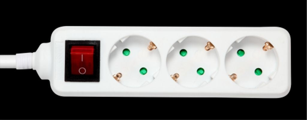 Deltaco Grounded power strip, 1xCEE 7/7, 3xCEE 7/3, childproof, 1.5m - White