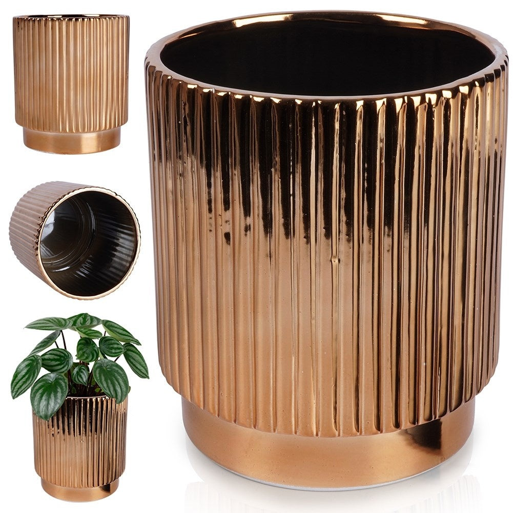 Elegant ceramic pot with ribbed surface and glossy gold colour
