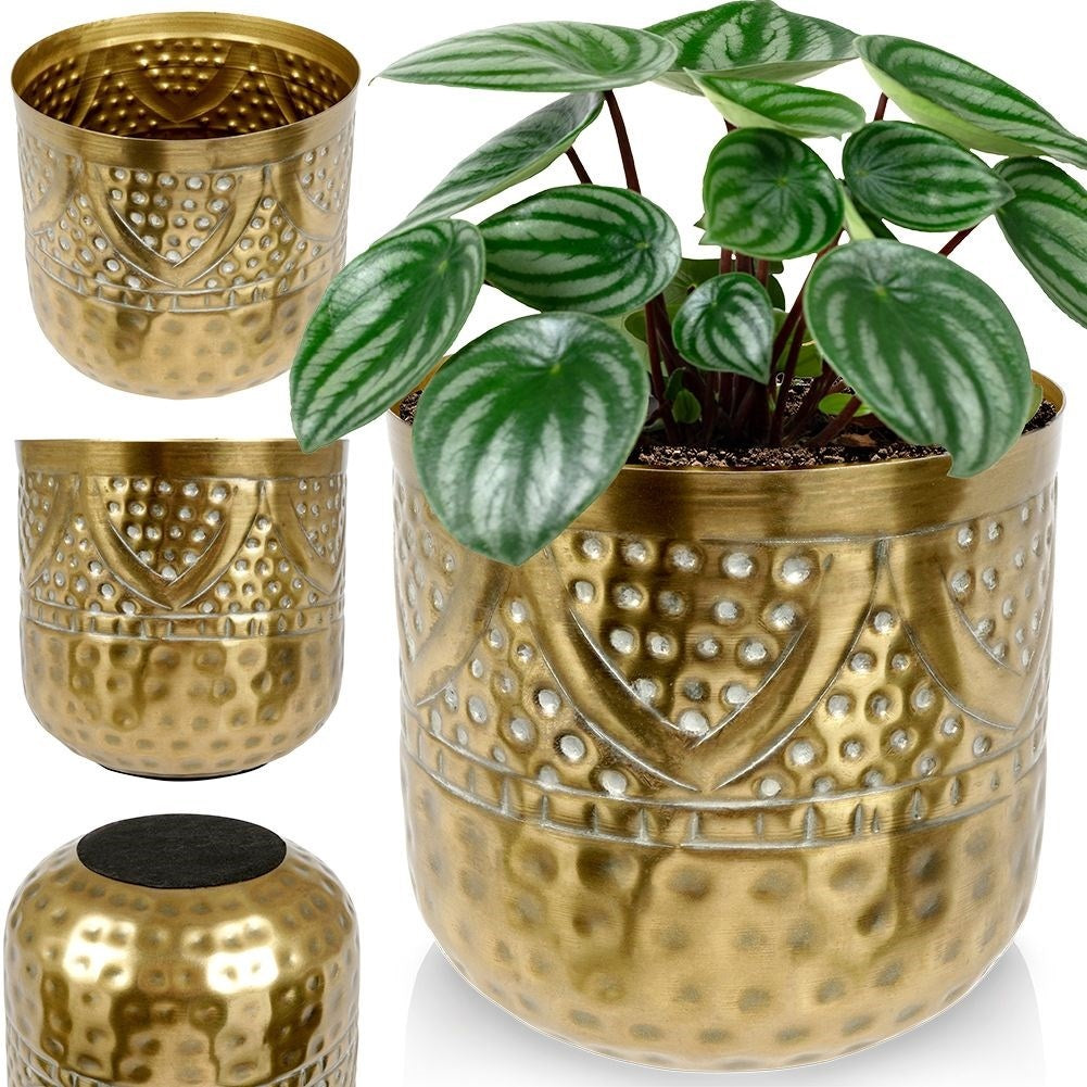 Luxurious flower pot in hammered brass with an elegant design