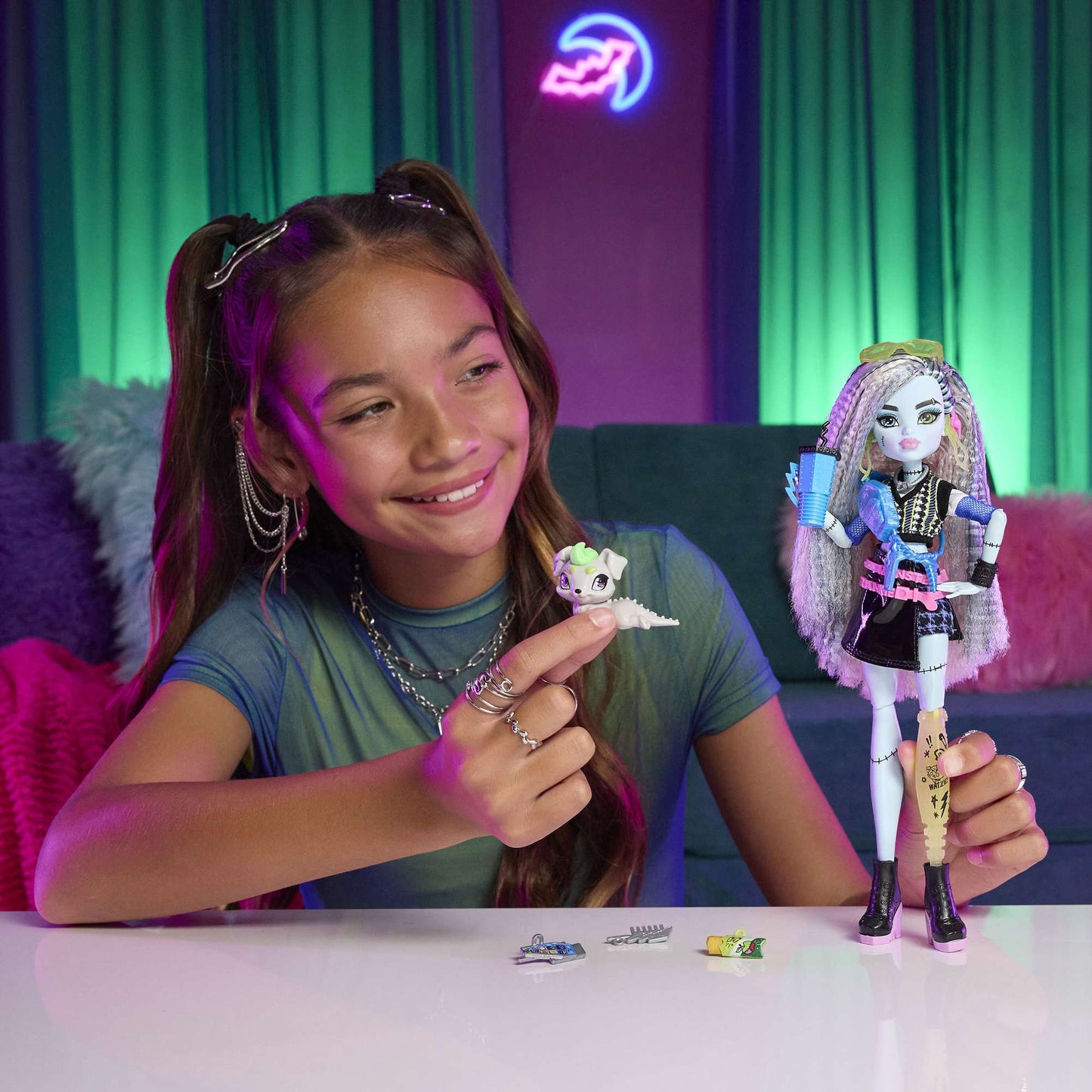 Monster High Doll Frankie with Pet & 7 Accessories