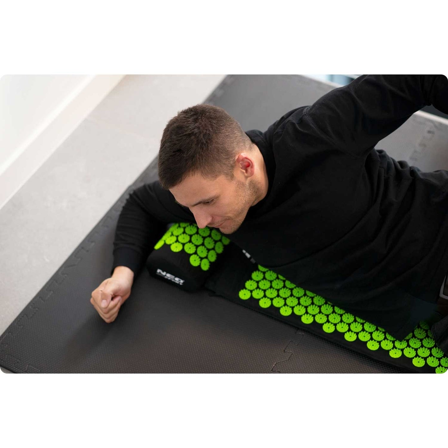 Neo-Sport NS-900 spiked acupressure mat, black and green