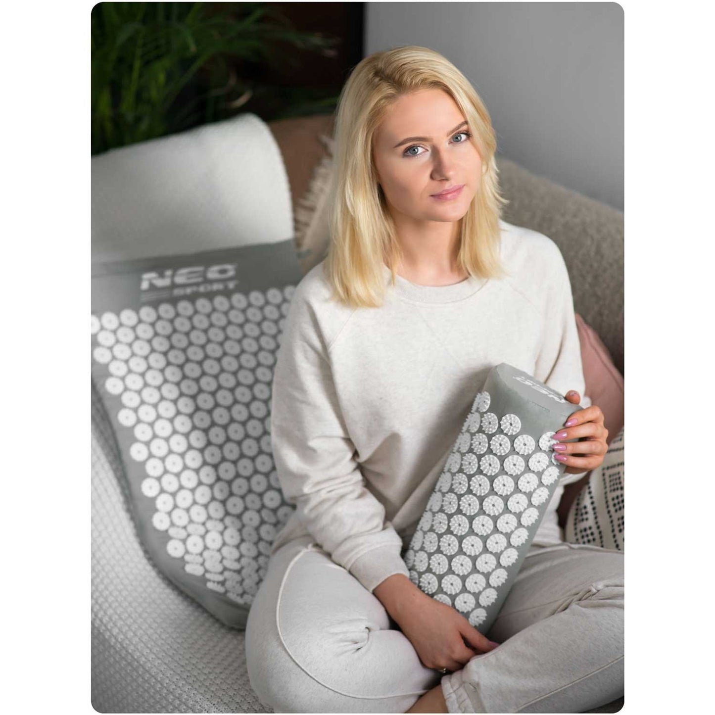 Neo-Sport NS-900 spiked acupressure mat, gray and white