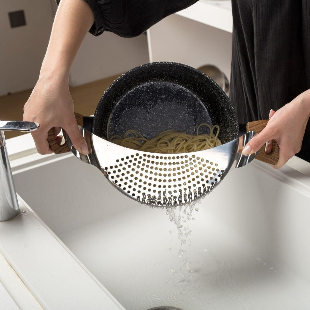 Practical Strainer in Stainless Steel for Easy Draining