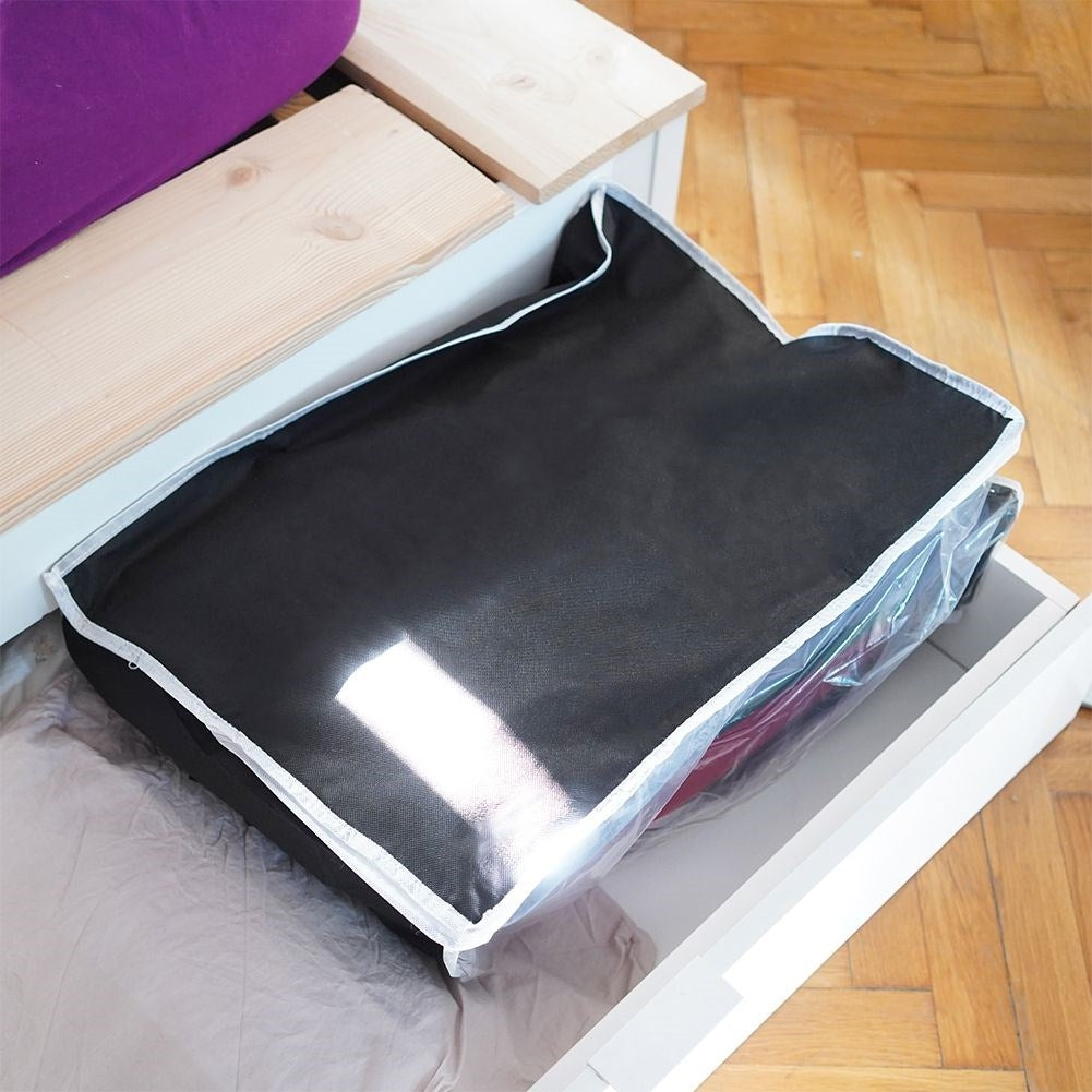 Protection for bedding: moisture-, dust- and moth-proof storage