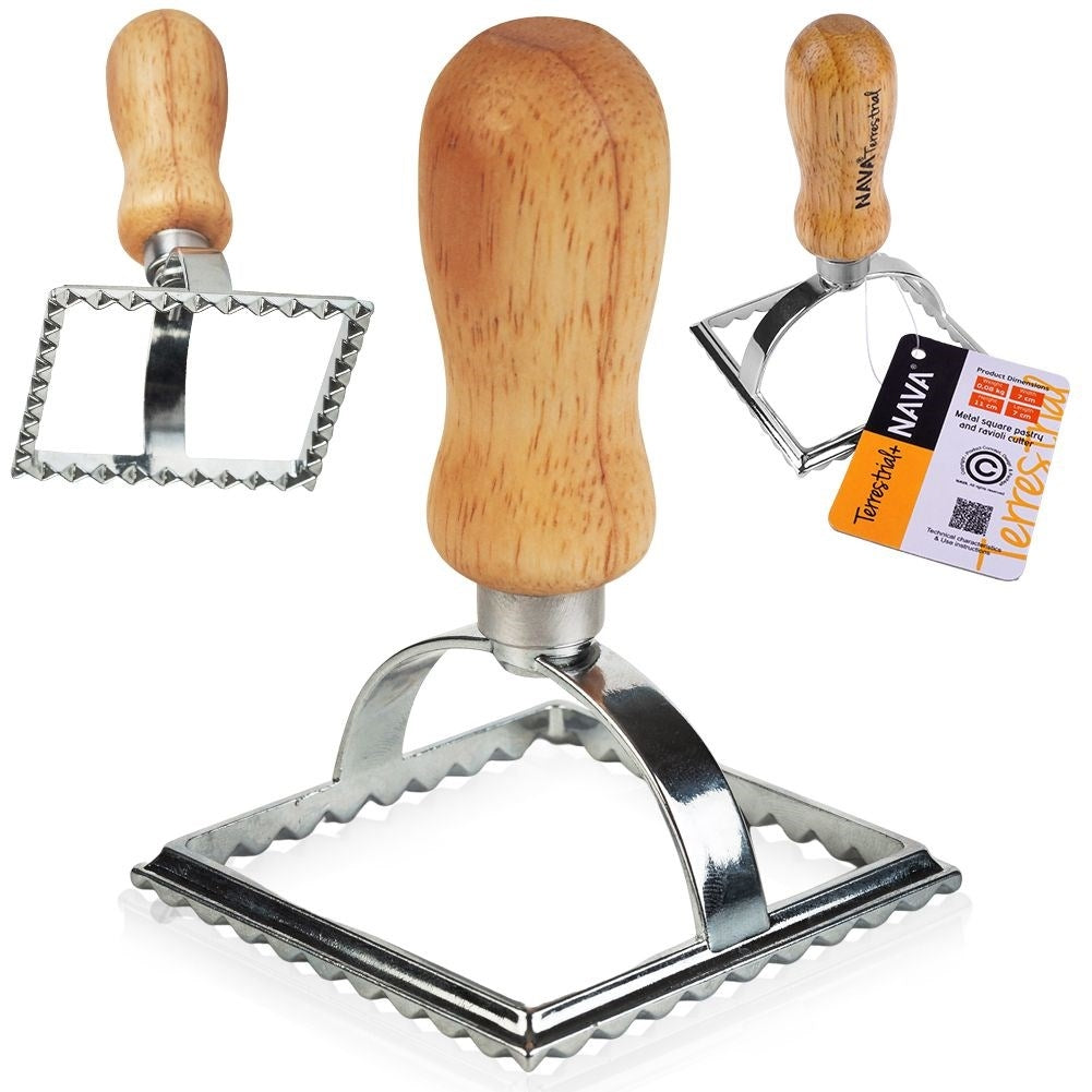 Ravioli cutter in metal and wood for uniform shapes