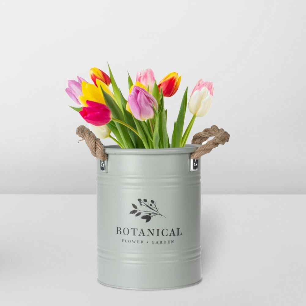 Retro metal pot with rope handle for indoor/outdoor use