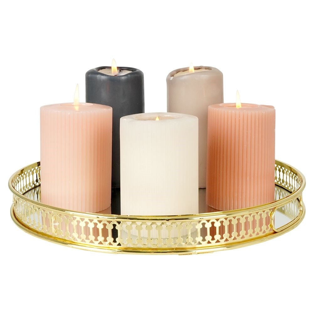 Round mirror tray in gold metal - 30 cmThis round mirror tray with a diameter of 30 cm is an exceptional decorative detail for your home. Crafted from gold metal and mirrored glass, it adds an elegant and luxurious feel to any room.