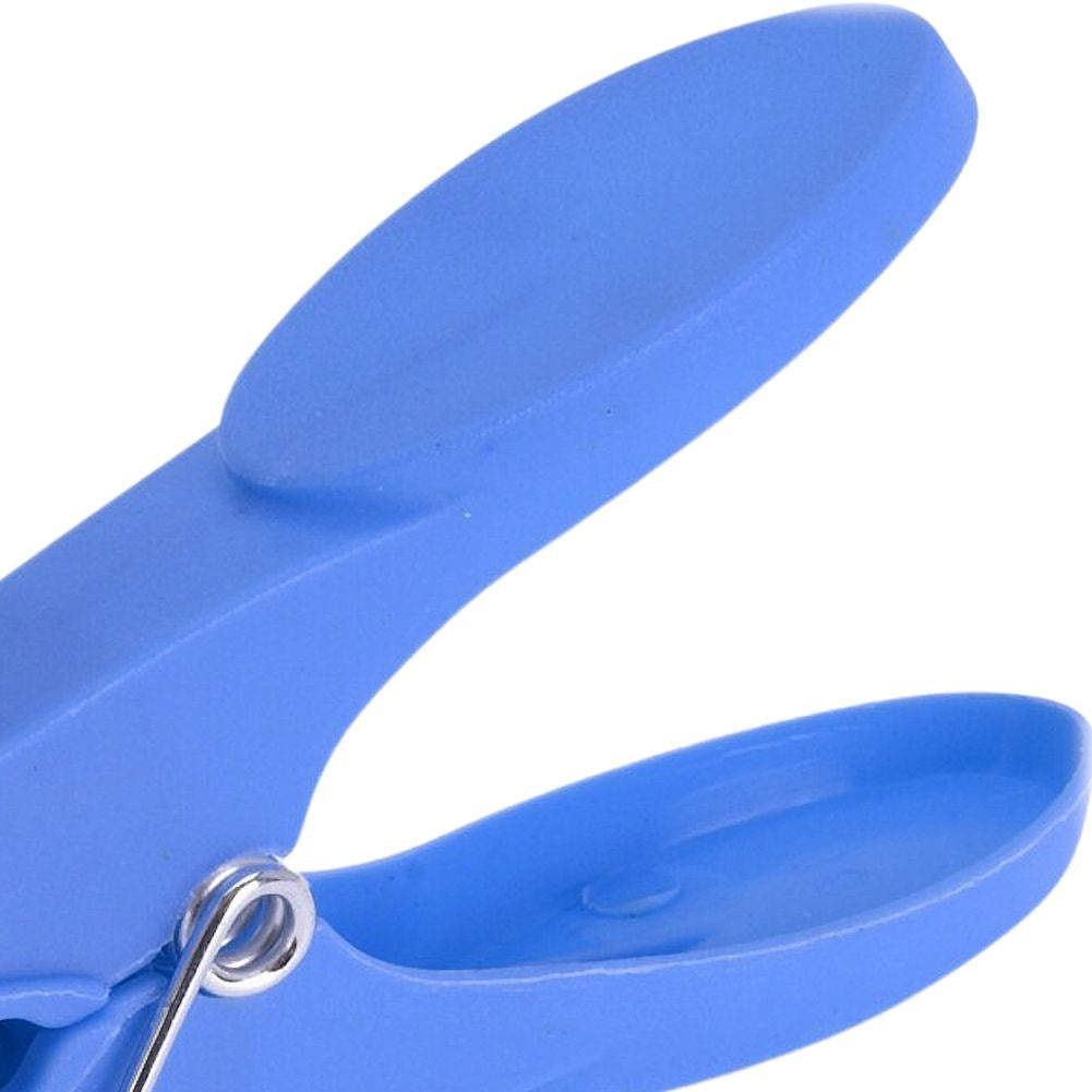 Set of 32 durable clothespins with a strong lock