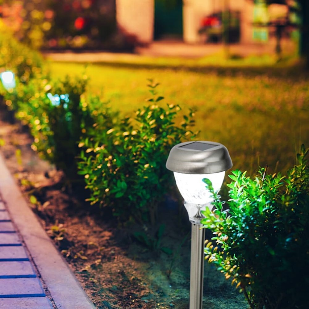 Solar powered garden lamp: Weather resistant and durable