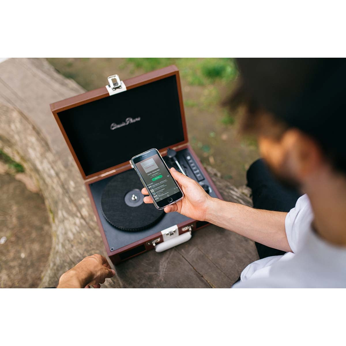 Suitcase turntable with Bluetooth® rechargable Battery and speaker