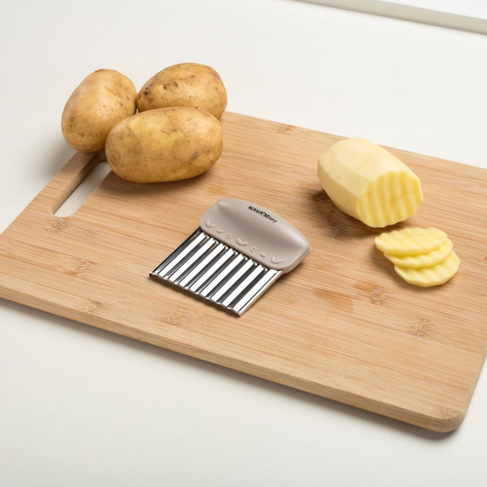 Vegetable cutter with wavy shapes and stainless steel blade