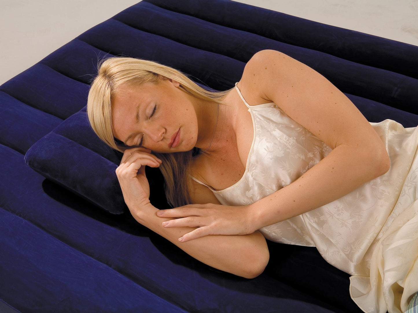 Velor inflatable pillow 43 x 28 x 9 cm INTEX 68672
