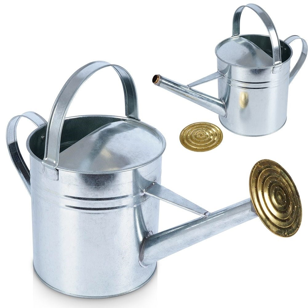 Water jug 4.5L in durable metal with practical strainer