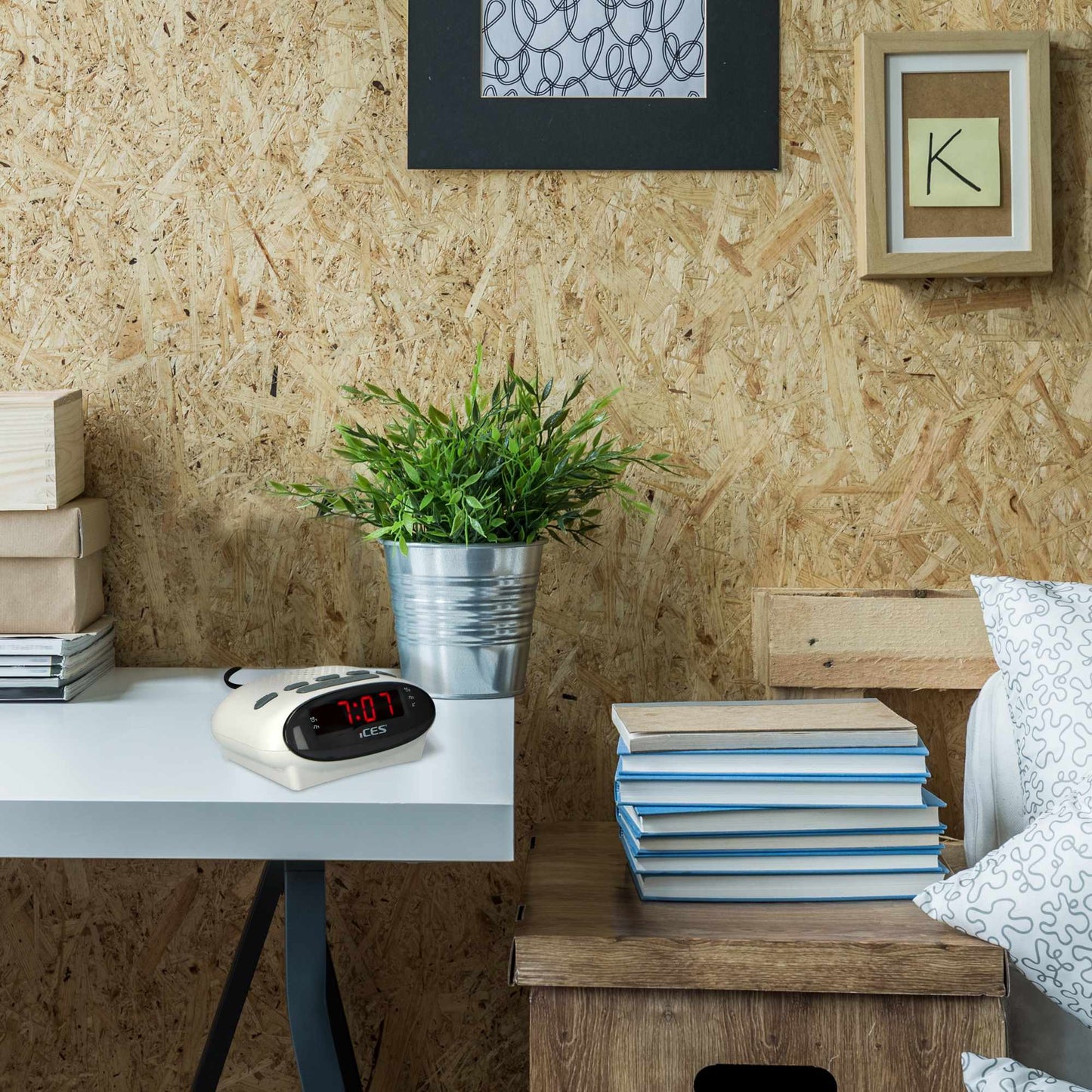 White FM Clock Radio with Dual Alarms and Snooze Function