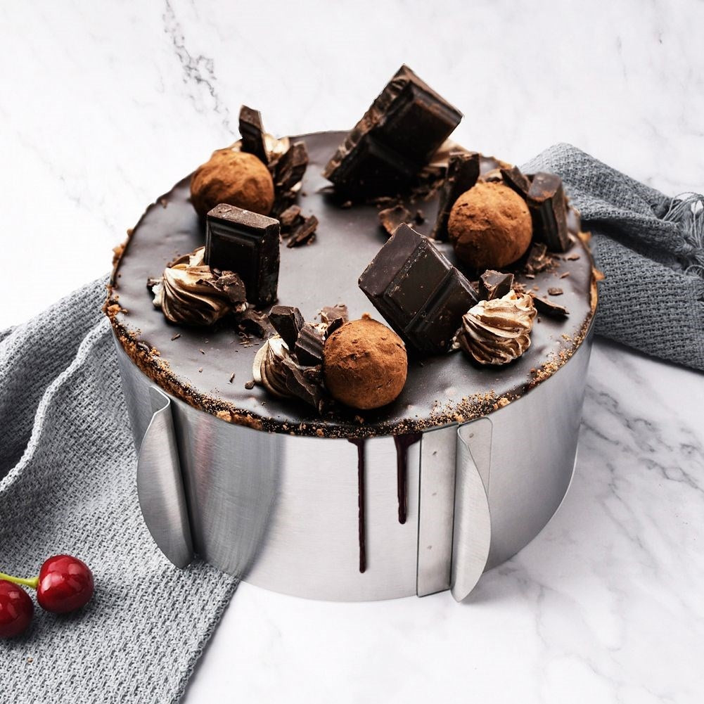Adjustable Round Baking Pan for Cakes of Different Sizes