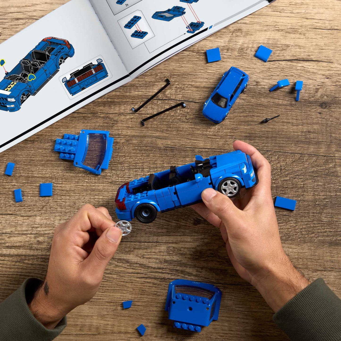 Audi Avant RS2 1994 Model Kit, 1:32 Scale, 250 Parts
