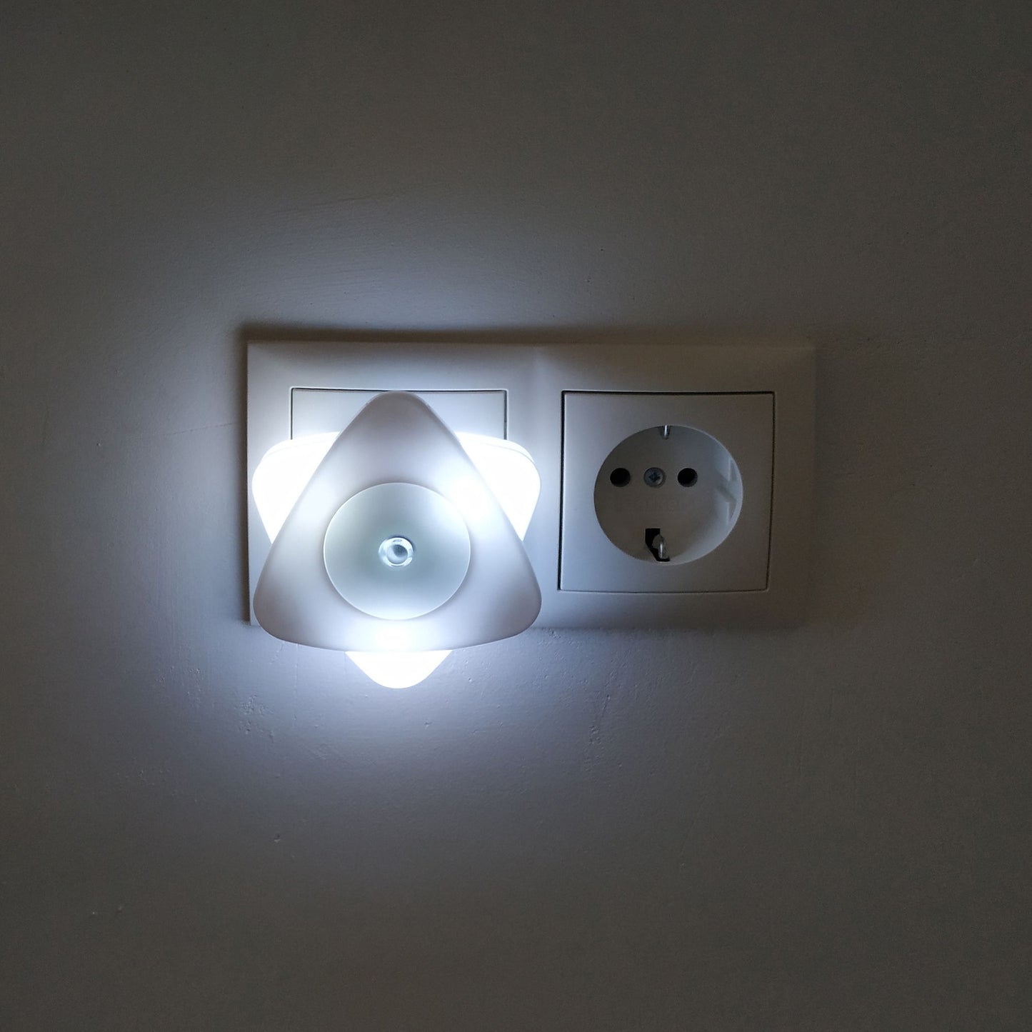 Automatic LED Night Light with Auto On/Off Sensor