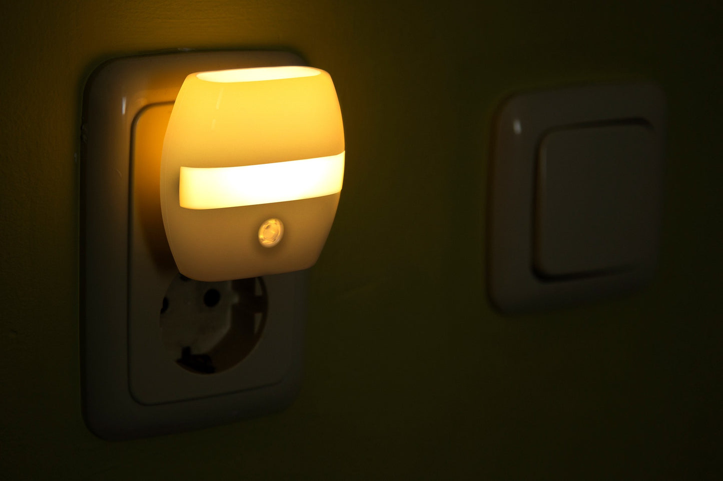 Automatic LED Night Light with Sensor, Warm Yellow Glow