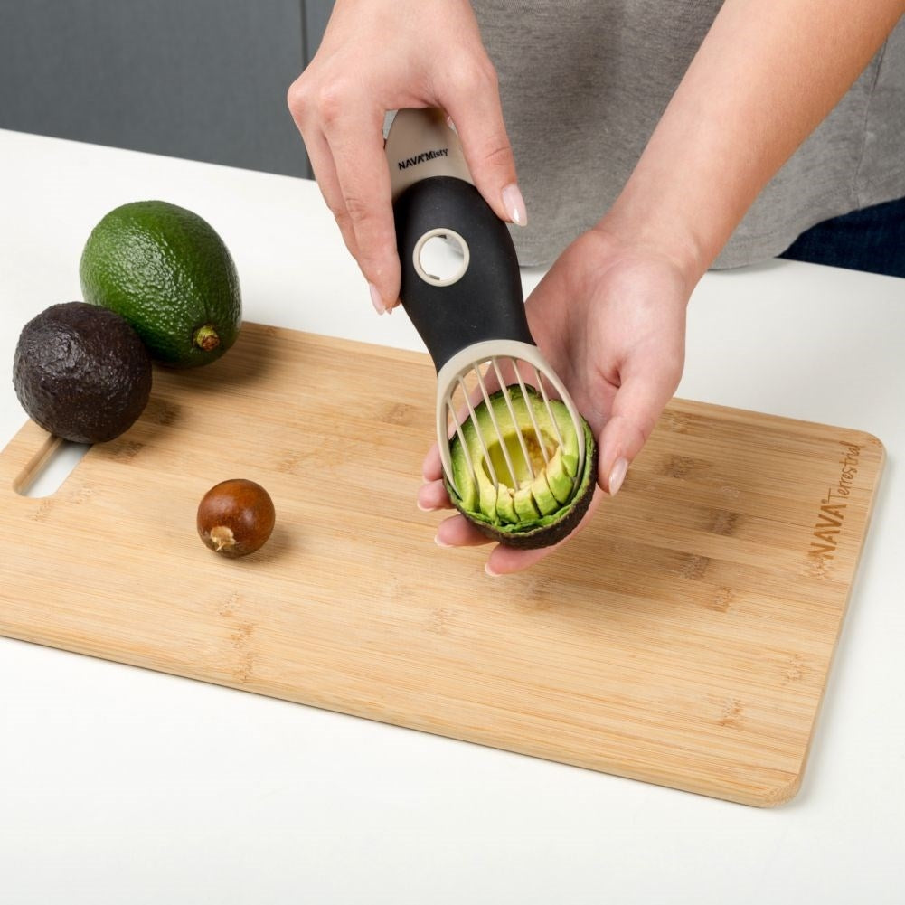 Avocado cutter: Cut, core and slice easily!