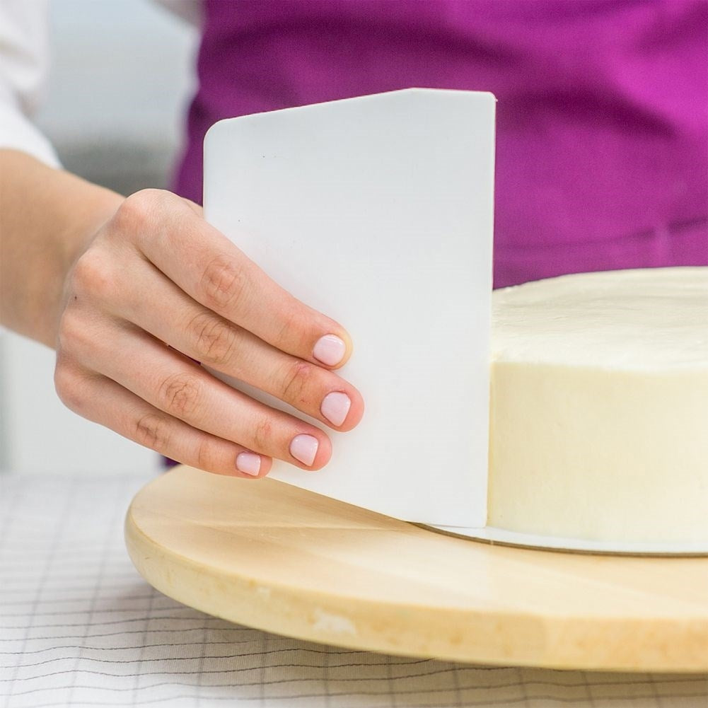 Baking spatula: Perfect for decorating and scraping dough