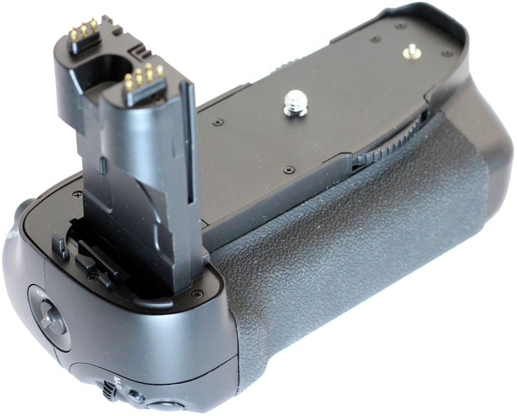 Battery grip that fits the BG-E7 (BGE7) for the Canon EOS 7D