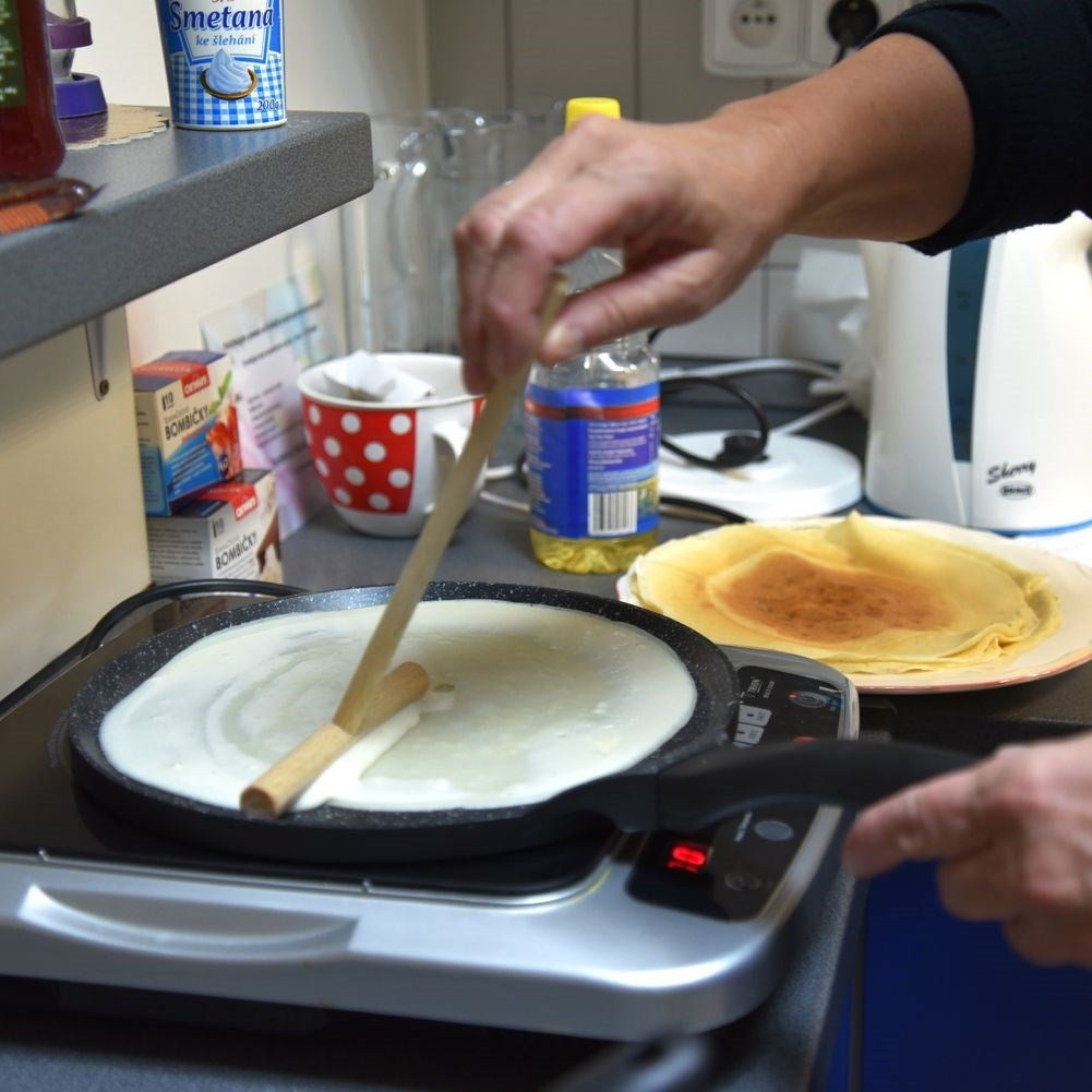 Beech wood pancake roller for easy and even batter distribution