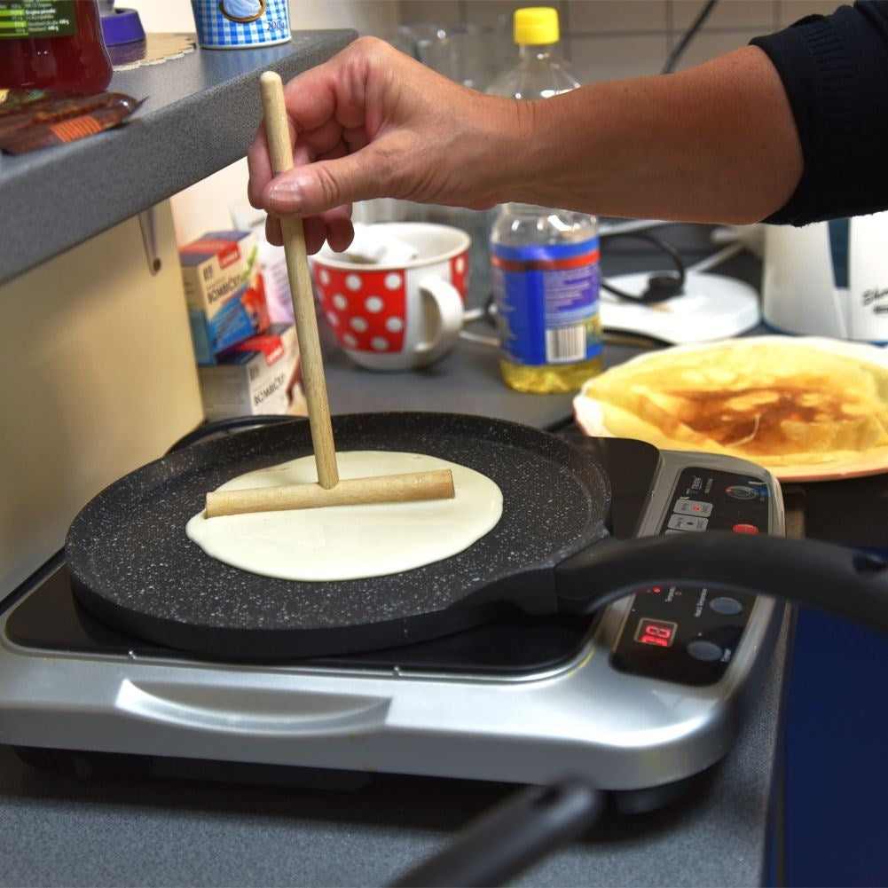 Beech wood pancake roller for easy and even batter distribution