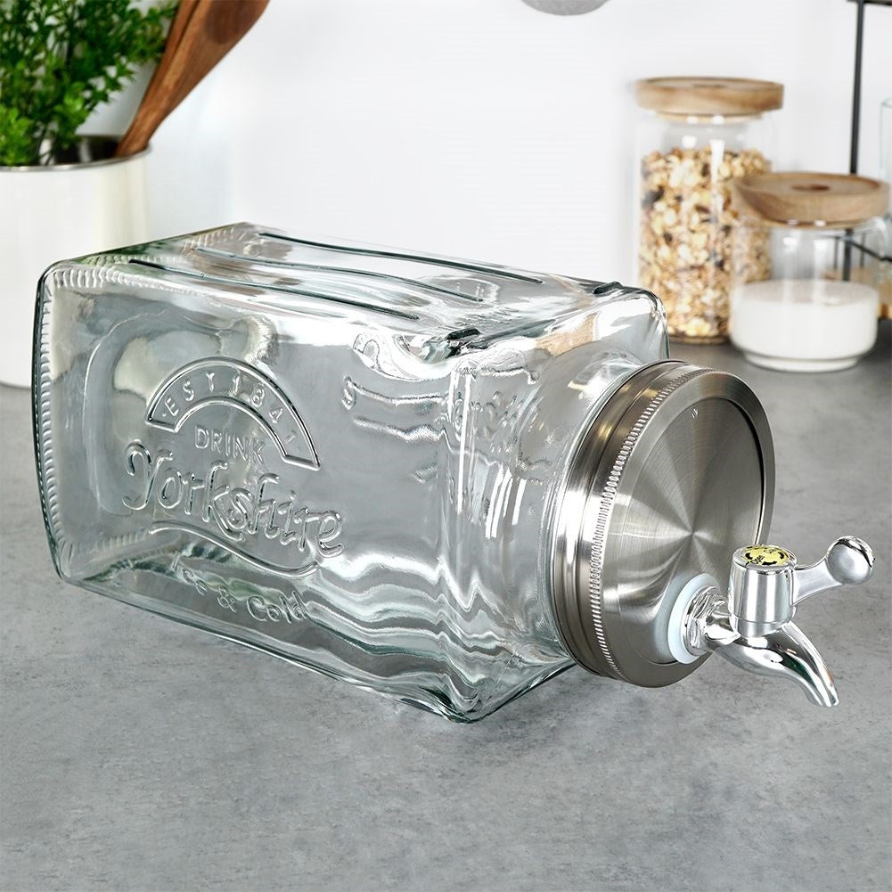 Beverage container with faucet for refrigerator