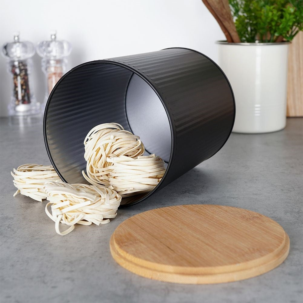 Black food container with bamboo lid