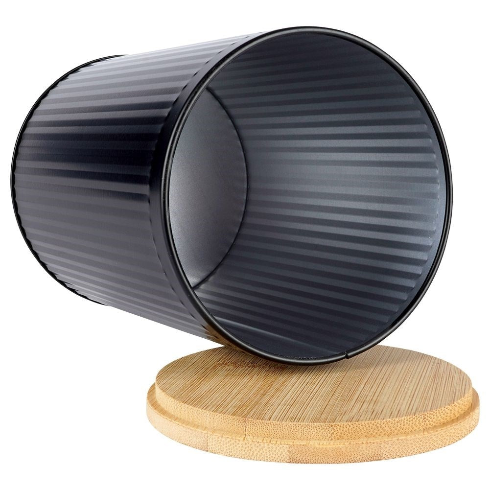 Black food storage with bamboo lid