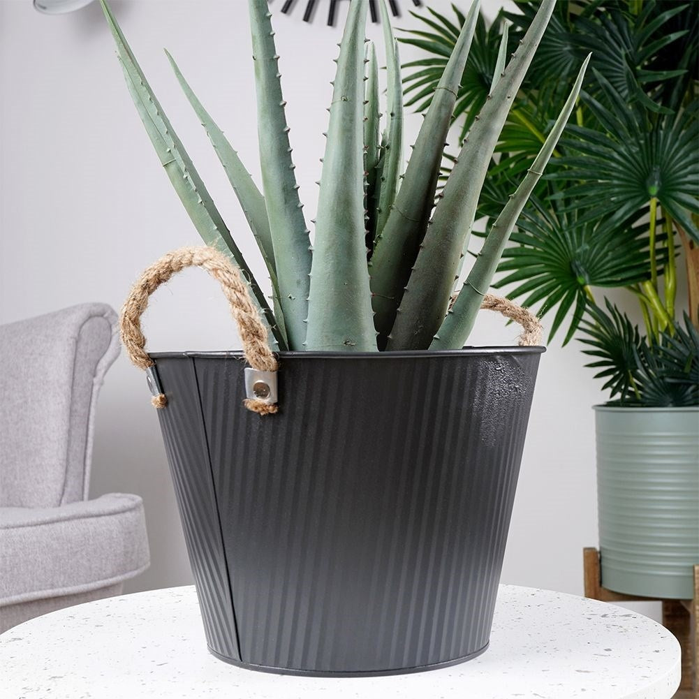 Black grooved pot in galvanized metal for indoor/outdoor use