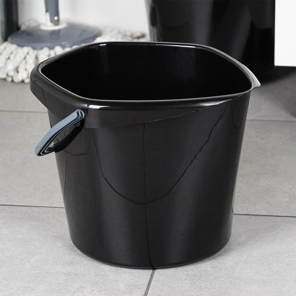 Black plastic bucket 10 l