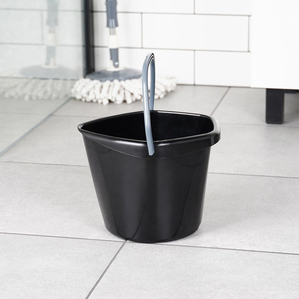 Black plastic bucket 5 l