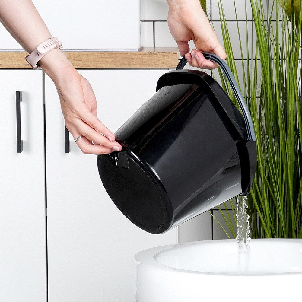 Black plastic bucket 5 l