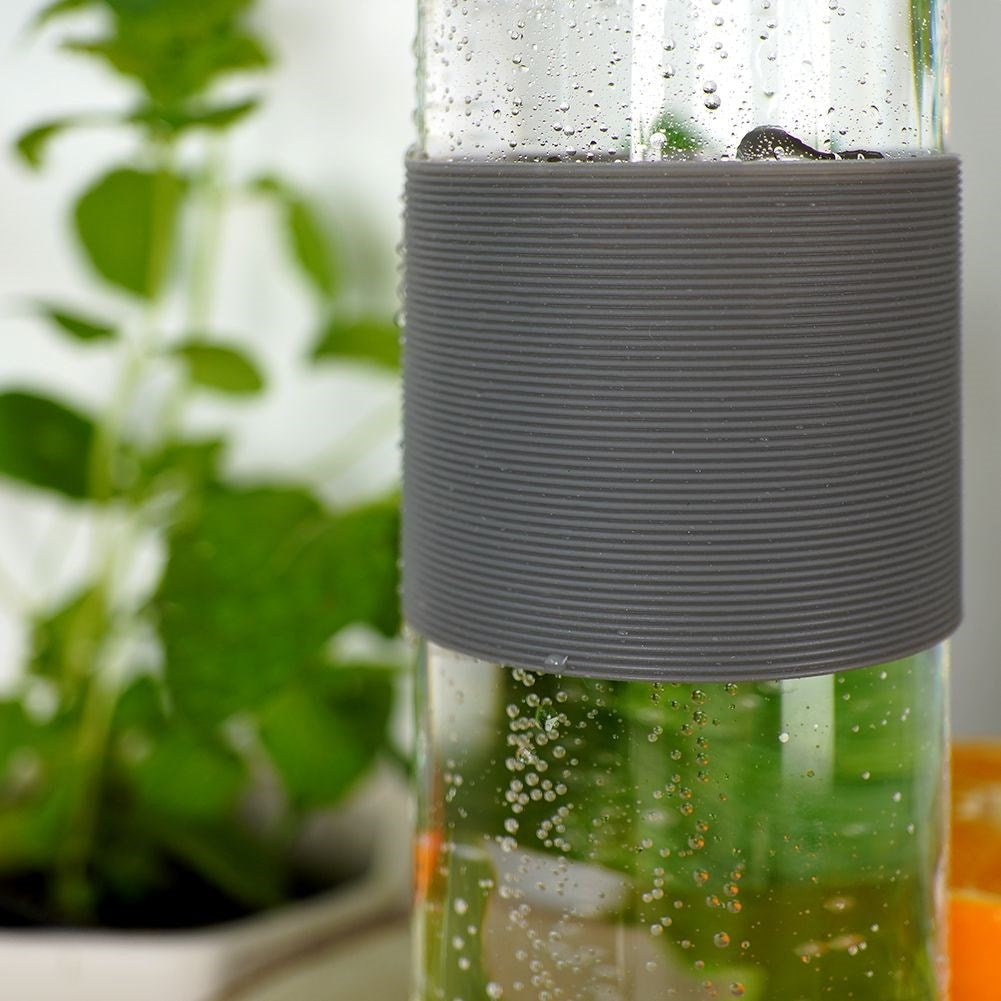 Bottle 600 ml borosilicate glass with silicone cover and steel screw cap