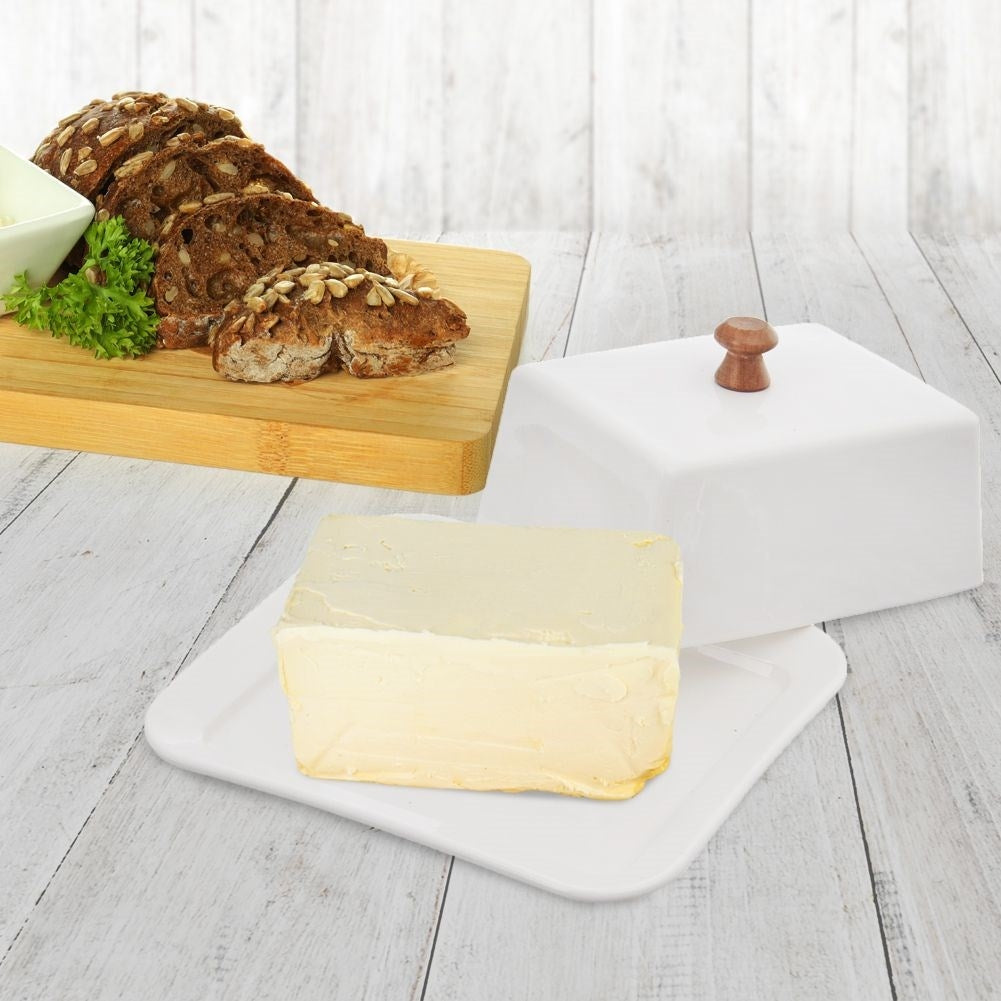 Butter box in porcelain with wooden handle