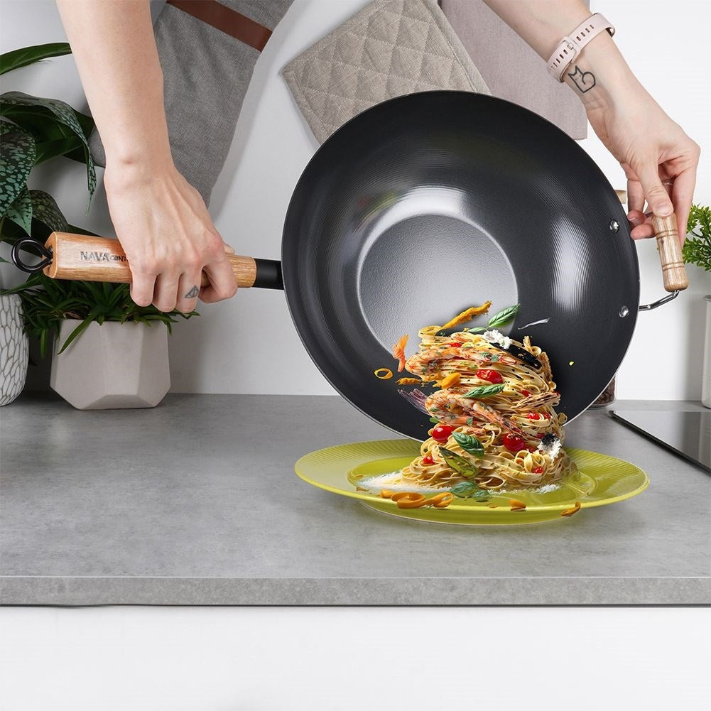 Carbon steel wok with non-stick, for all stoves and dishwashers