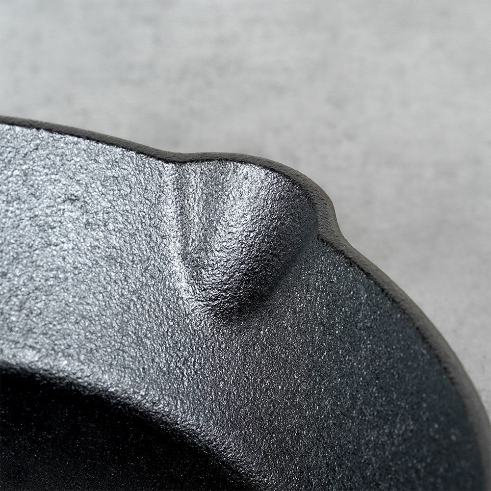 Cast iron pan 15 cm with spouts for all heat sources