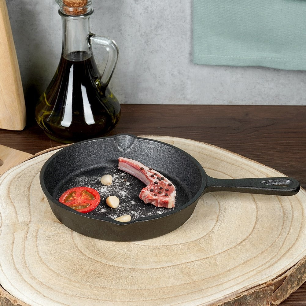 Cast iron pan 15 cm with spouts for all heat sources