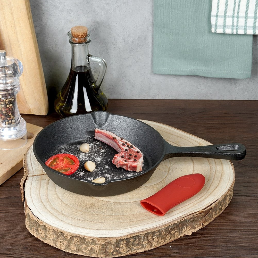 Cast iron pan 20 cm with silicone cover for induction and oven