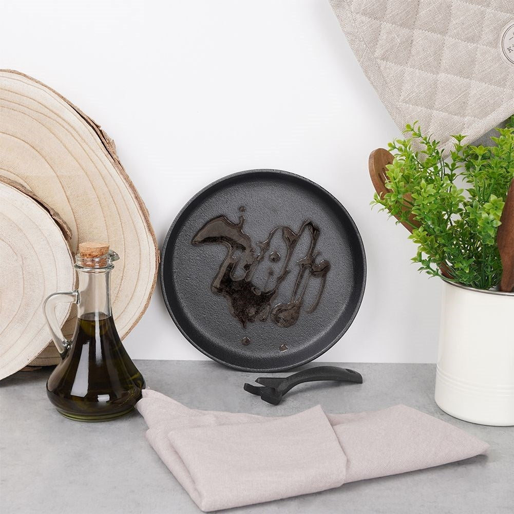 Cast iron pan 22 cm with removable handle and cutting board