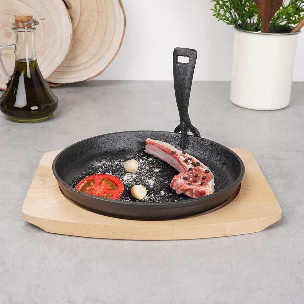Cast iron pan 22 cm with removable handle and cutting board