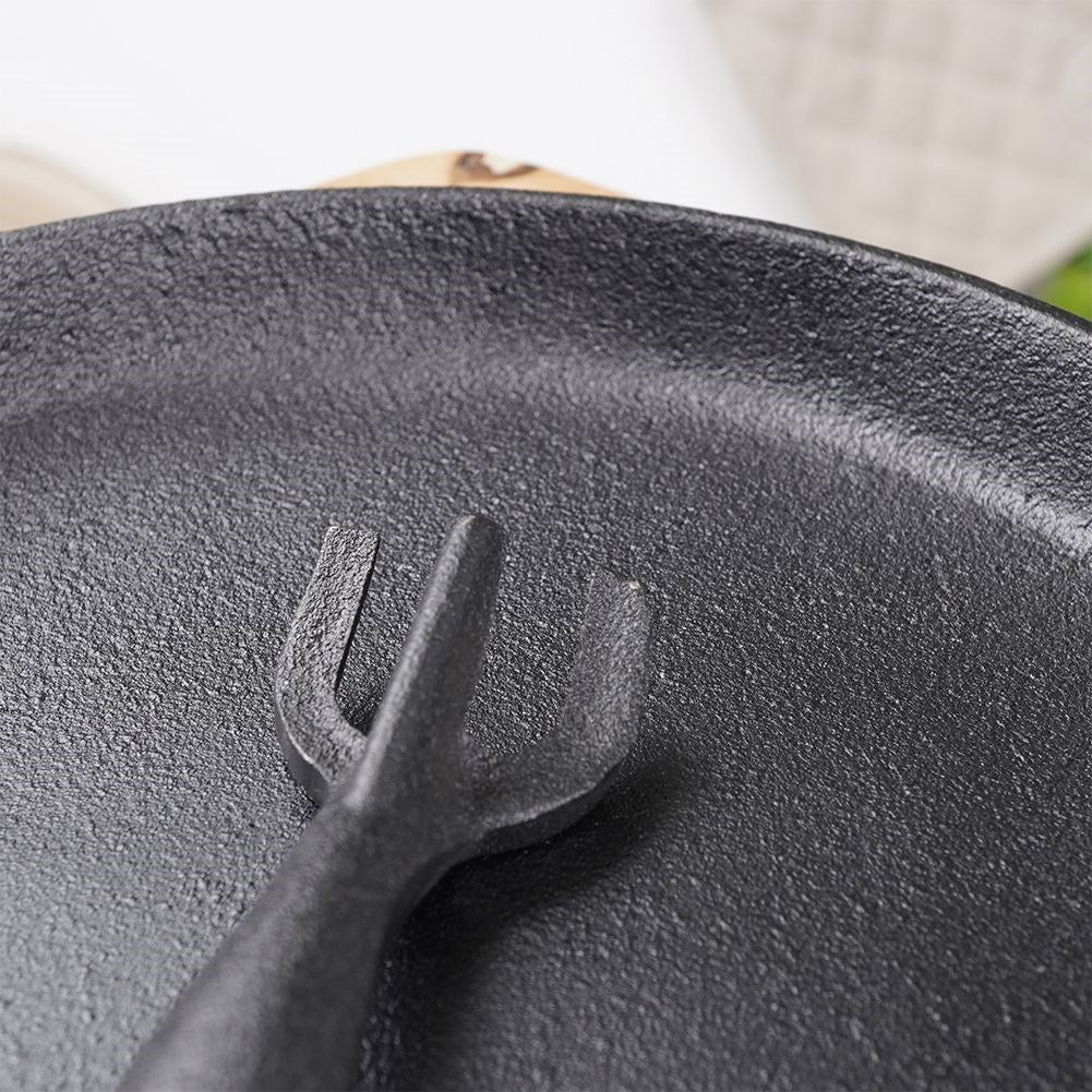 Cast iron pan 22 cm with removable handle and cutting board