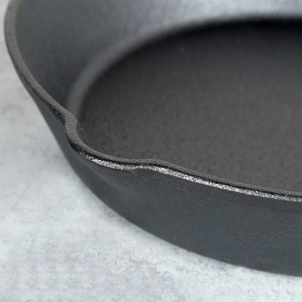 Cast iron pan 25 cm with silicone cover for the handle